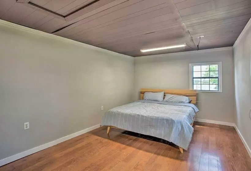 Waterfront Yantis Retreat W/ Deck & Zipline!