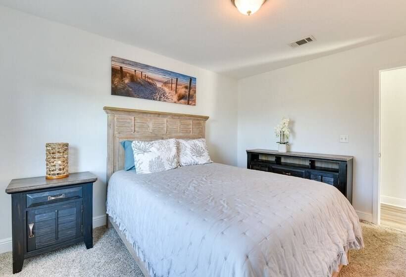 2 Story Pet Friendly Home: 2 Blocks To Ocean!