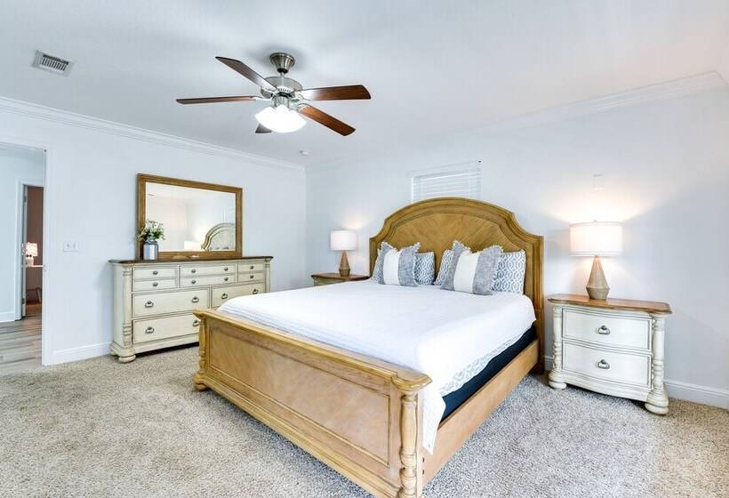 2 Story Pet Friendly Home: 2 Blocks To Ocean!