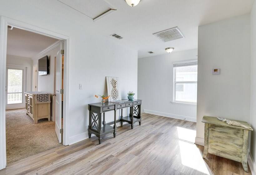 2 Story Pet Friendly Home: 2 Blocks To Ocean!