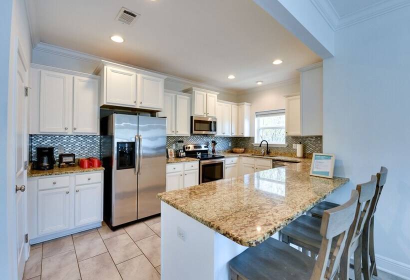 2 Story Pet Friendly Home: 2 Blocks To Ocean!