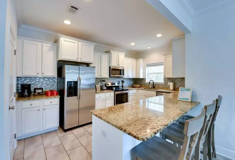2 Story Pet Friendly Home: 2 Blocks To Ocean!