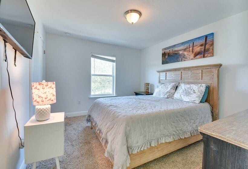 2 Story Pet Friendly Home: 2 Blocks To Ocean!