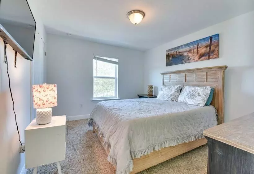 2 Story Pet Friendly Home: 2 Blocks To Ocean!