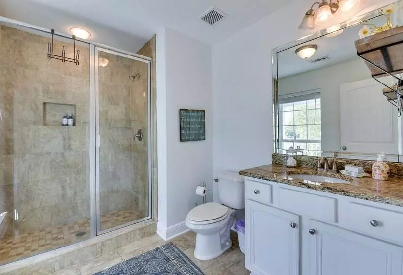 2 Story Pet Friendly Home: 2 Blocks To Ocean!
