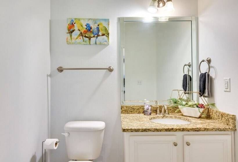 2 Story Pet Friendly Home: 2 Blocks To Ocean!