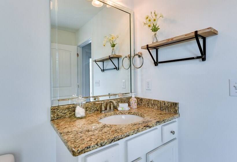 2 Story Pet Friendly Home: 2 Blocks To Ocean!