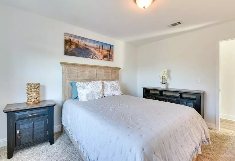 2 Story Pet Friendly Home: 2 Blocks To Ocean!