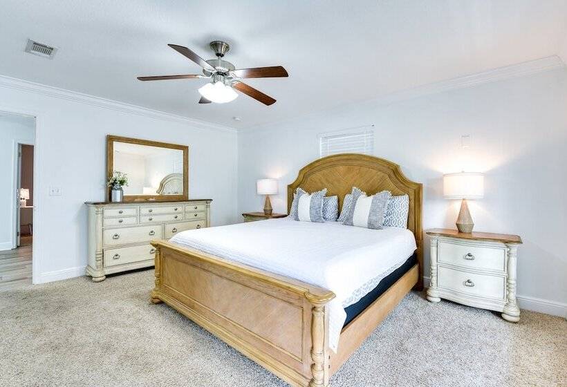 2 Story Pet Friendly Home: 2 Blocks To Ocean!