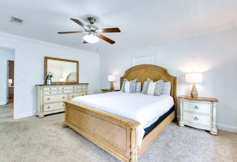 2 Story Pet Friendly Home: 2 Blocks To Ocean!