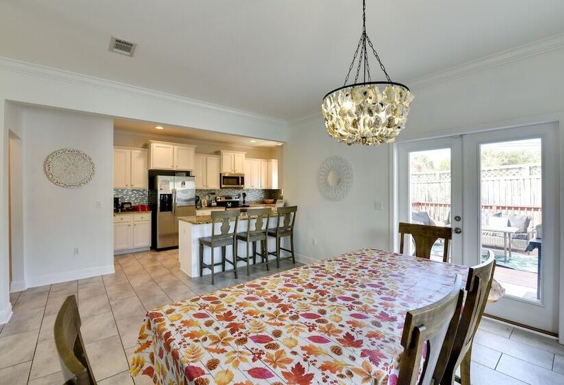 2 Story Pet Friendly Home: 2 Blocks To Ocean!