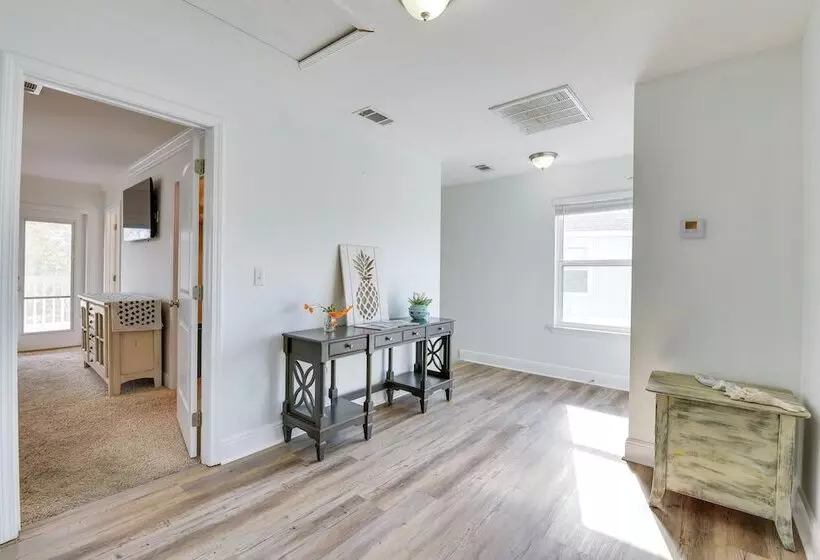 2 Story Pet Friendly Home: 2 Blocks To Ocean!