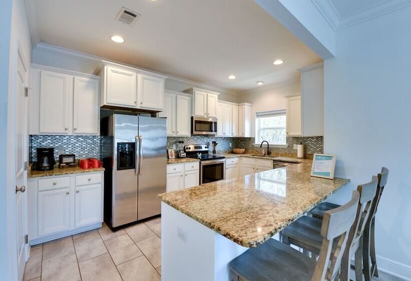 2 Story Pet Friendly Home: 2 Blocks To Ocean!