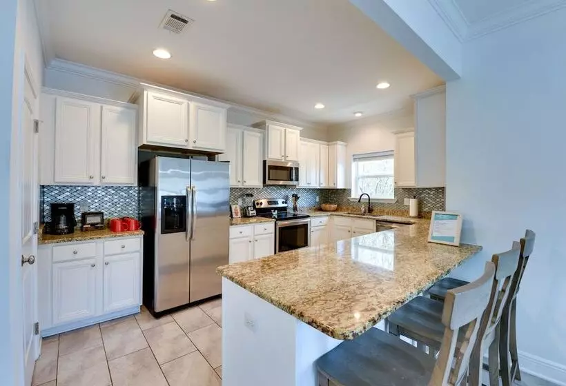 2 Story Pet Friendly Home: 2 Blocks To Ocean!