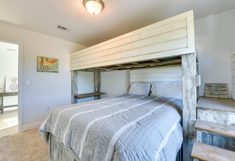 2 Story Pet Friendly Home: 2 Blocks To Ocean!