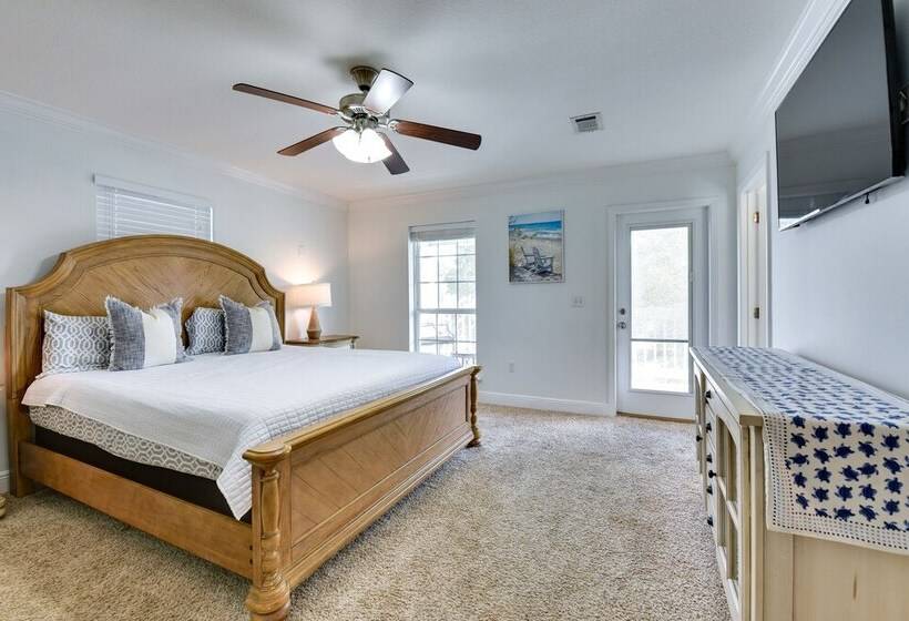 2 Story Pet Friendly Home: 2 Blocks To Ocean!