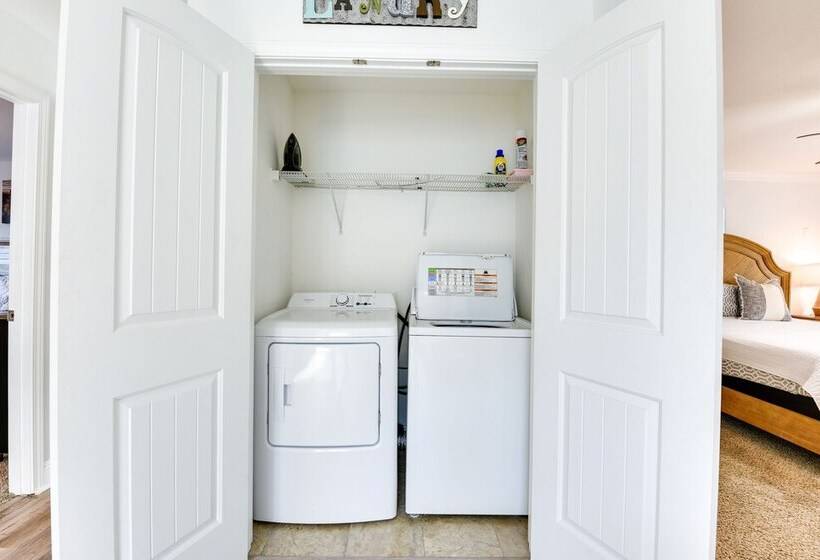 2 Story Pet Friendly Home: 2 Blocks To Ocean!