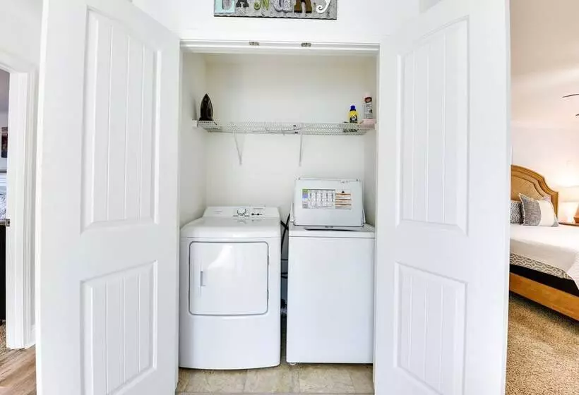 2 Story Pet Friendly Home: 2 Blocks To Ocean!