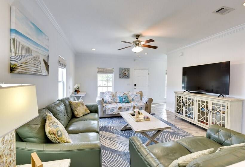 2 Story Pet Friendly Home: 2 Blocks To Ocean!