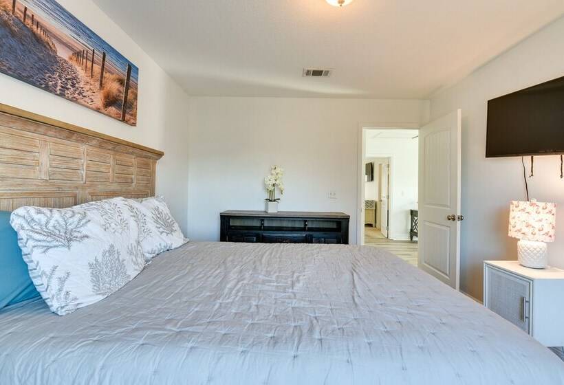 2 Story Pet Friendly Home: 2 Blocks To Ocean!