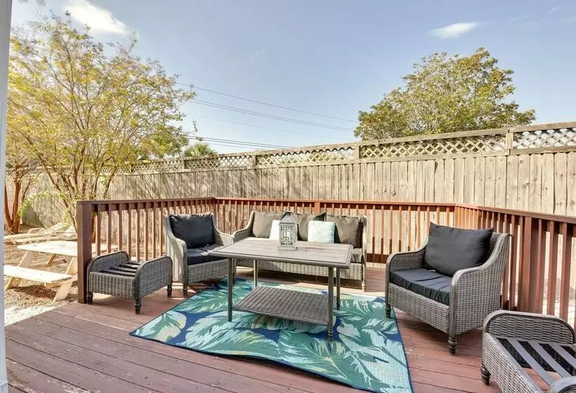 2 Story Pet Friendly Home: 2 Blocks To Ocean!