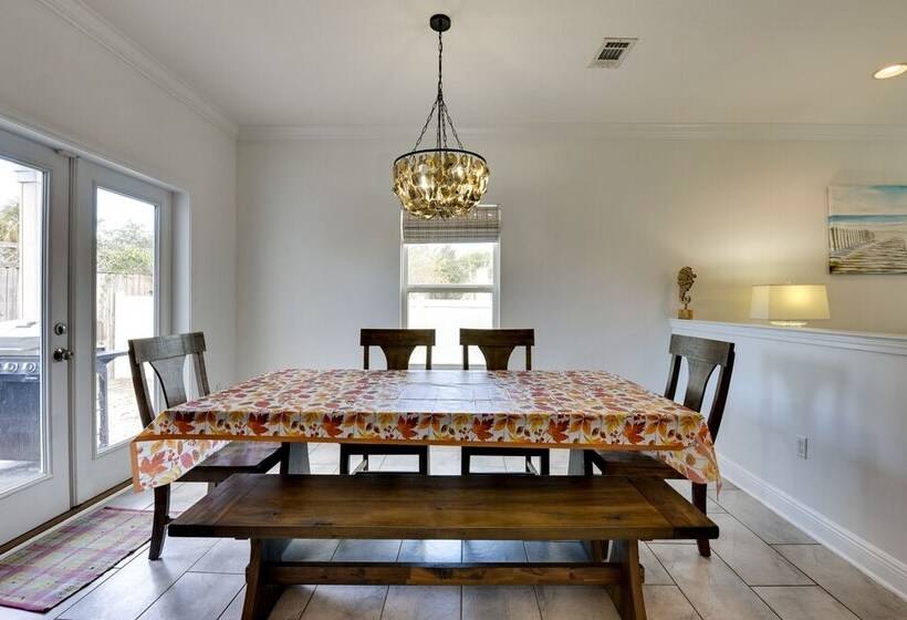 2 Story Pet Friendly Home: 2 Blocks To Ocean!