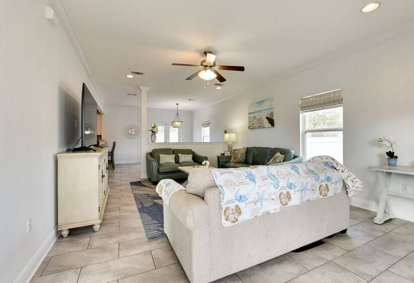 2 Story Pet Friendly Home: 2 Blocks To Ocean!