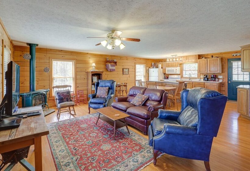 Game Room + Mtn Views: Banner Elk Cabin