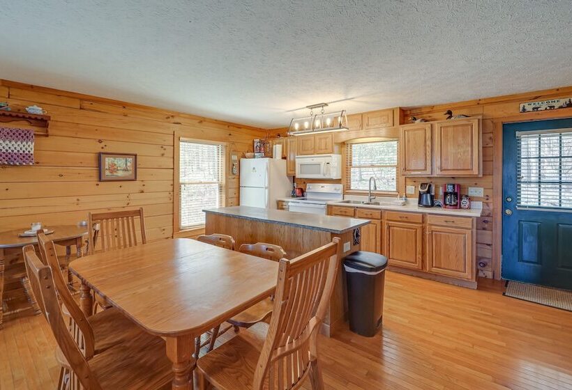 Game Room + Mtn Views: Banner Elk Cabin