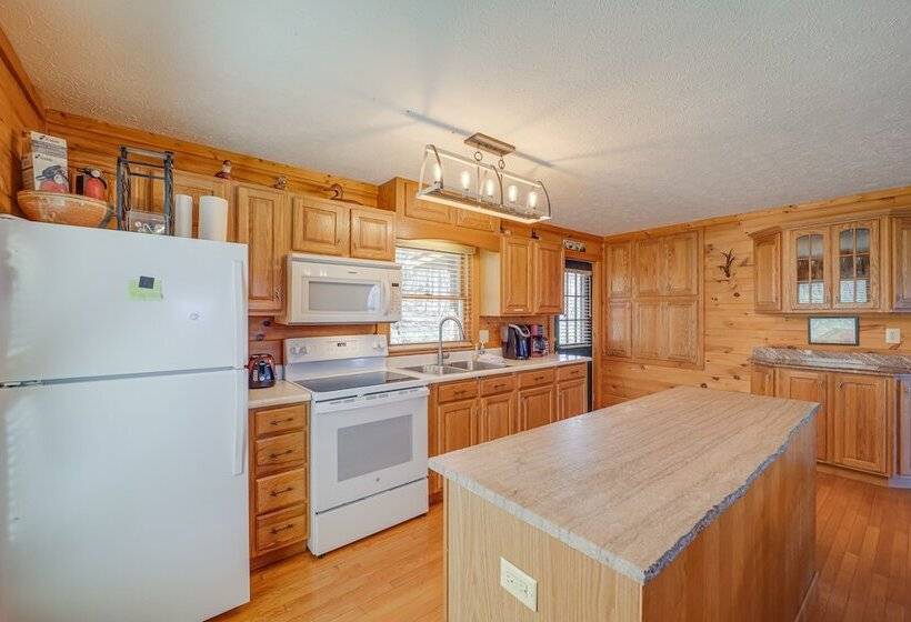 Game Room + Mtn Views: Banner Elk Cabin