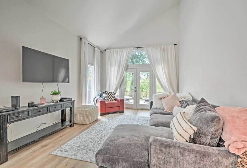 Chic Grants Pass Home 1 Mi To Drinks & Dining!