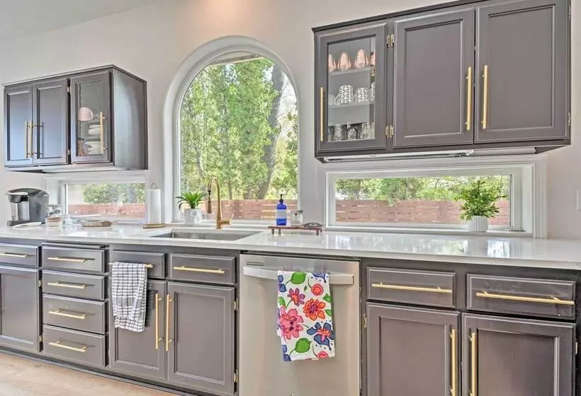 Chic Grants Pass Home   1 Mi To Drinks & Dining!