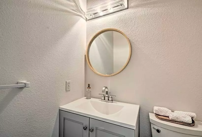 Chic Grants Pass Home   1 Mi To Drinks & Dining!