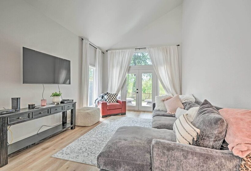 Chic Grants Pass Home 1 Mi To Drinks & Dining!