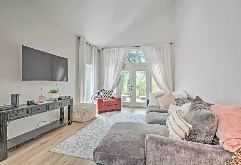 Chic Grants Pass Home   1 Mi To Drinks & Dining!