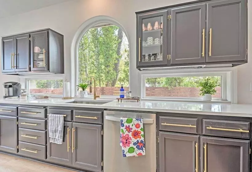 Chic Grants Pass Home   1 Mi To Drinks & Dining!