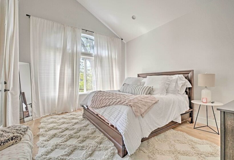 Chic Grants Pass Home 1 Mi To Drinks & Dining!