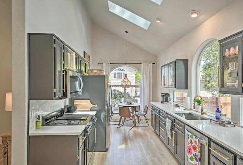 Chic Grants Pass Home 1 Mi To Drinks & Dining!