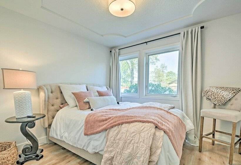 Chic Grants Pass Home 1 Mi To Drinks & Dining!