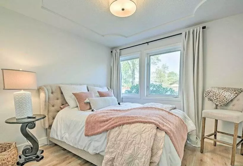 Chic Grants Pass Home   1 Mi To Drinks & Dining!