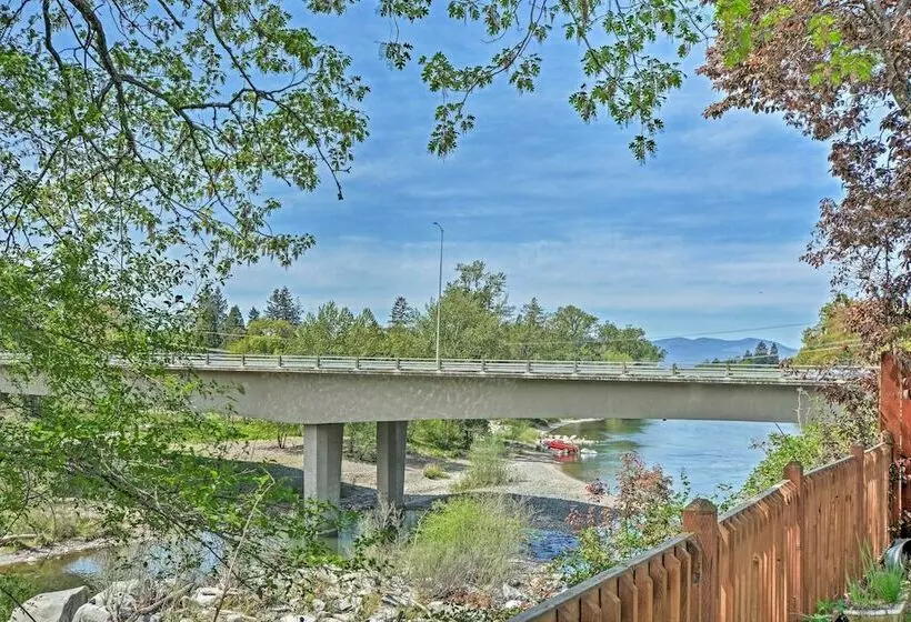 Chic Grants Pass Home   1 Mi To Drinks & Dining!