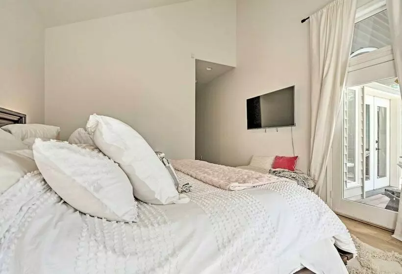 Chic Grants Pass Home   1 Mi To Drinks & Dining!