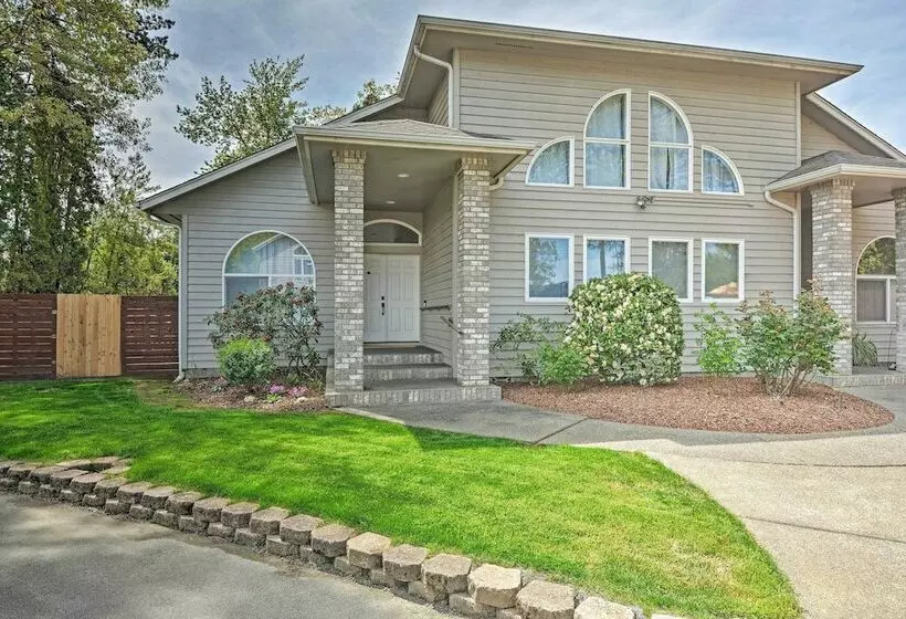 Chic Grants Pass Home   1 Mi To Drinks & Dining!