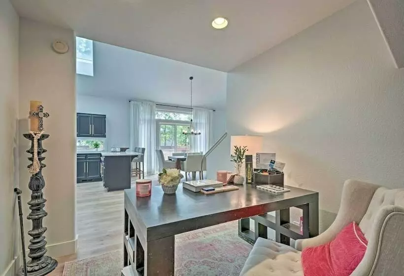 Chic Grants Pass Home   1 Mi To Drinks & Dining!