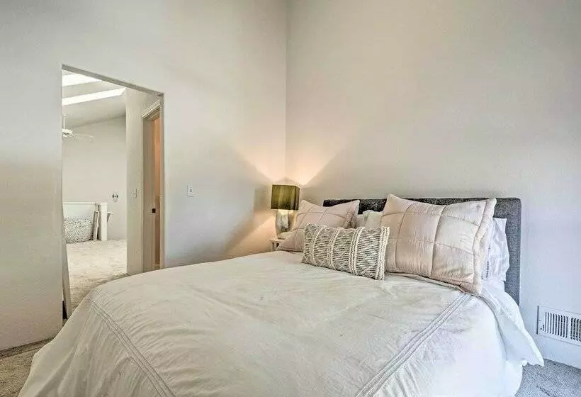 Chic Grants Pass Home   1 Mi To Drinks & Dining!