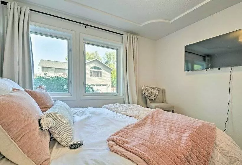 Chic Grants Pass Home   1 Mi To Drinks & Dining!