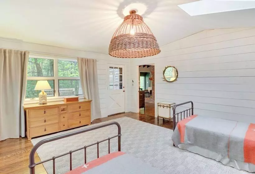 Chic Highlands Cabin Retreat W/ Deck + Office!