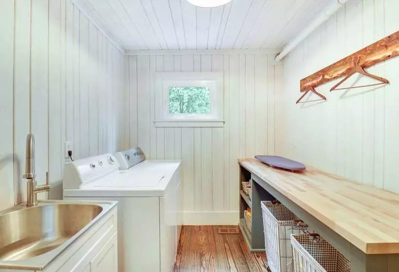 Chic Highlands Cabin Retreat W/ Deck + Office!