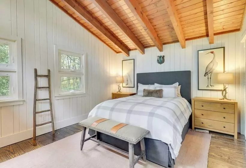 Chic Highlands Cabin Retreat W/ Deck + Office!