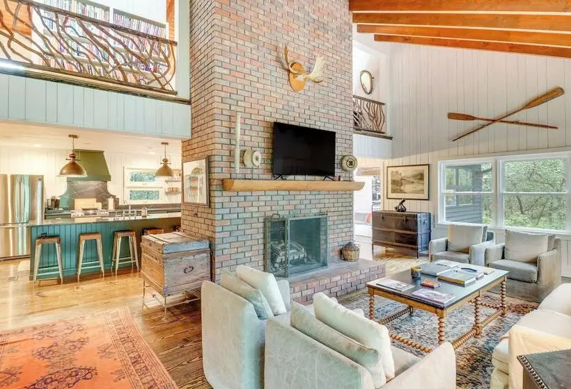 Chic Highlands Cabin Retreat W/ Deck + Office!